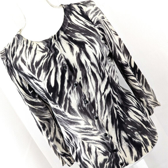 TALBOTS! LIGHTWEIGHT BLACK, WHITE ABSTRACT ZEBRA INSPIRED CARDIGAN SWEATER! SZ M - Picture 1 of 7